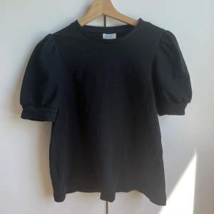 Ev svart t-shirt med volanger. Har använt s en gång. Skön att ha på sommaren💕