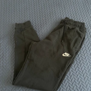 NIKE | tränningsbyxor  - Säljs Nike tränningsbyxor, använd men i fint skick. 