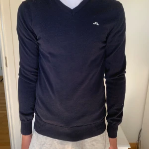 Najs merinoull tröja från J.Lindeberg  - En riktigt najs V ringad tröja från J.Lindeberg. Riktigt najs om man ska ha skjorta under. Är dok ett litet hål nere vid ryggen på tröjan, som knappt syns. Det billiga priset är pågrund av det lilla lilla hålet.