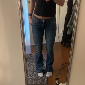 Lågmidjade Junkyard jeans - Köpte på Plick men tycker inte de sitter bra på mig. Upp spretade längst ner för att få de längre❤️ Lågmidjade❤️