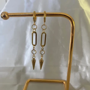 Örhängen  - Nitörhängen i rostfritt stål, som är handgjorda och oanvända. Bara att trycka på köp nu🌟💕