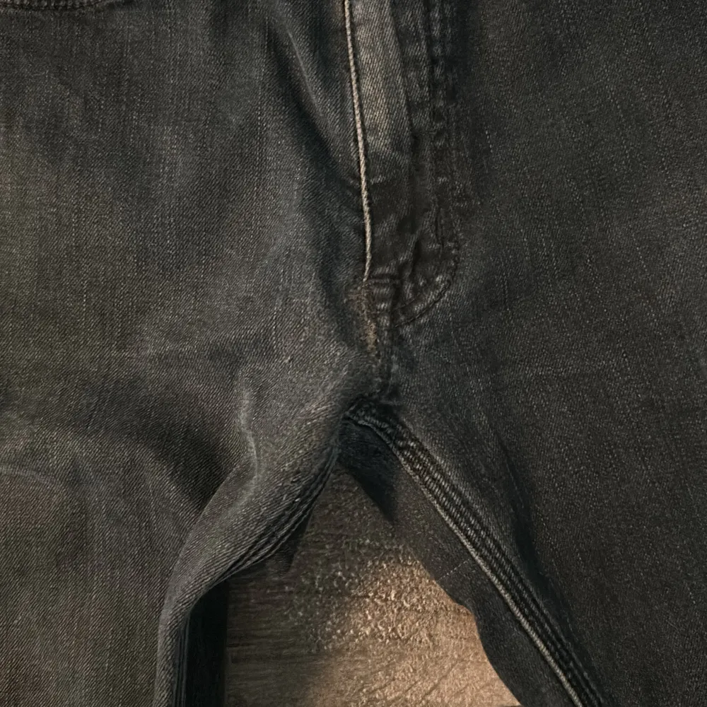 Ett par mörkgråa slim jeans från acne, använda fåtalet gånger, behövde så vid skrevet men fungerar fortfarande som vanligt de därför de låga priset, vid fler frågor kom dm. Jeans & Byxor.