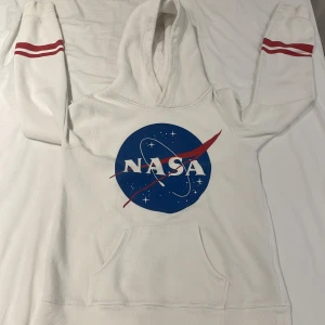 Vit nasa hoodie - Vit nasa hoodie för barn och även vuxna, använd 1-2 gånger men i ganska bra skick  