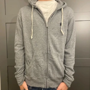 Ralph lauren  zip up - Säljer nu min ralph lauren zip up eftersom tycker den var lite för stor på mig. den är i bra skick och har bara använts fåtal gånger. Storlek M men passar S, priset är diskuterbart