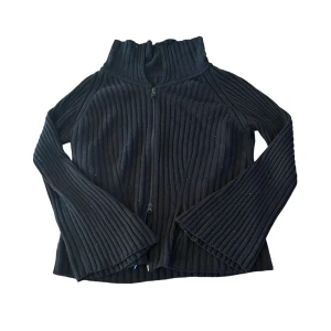Zip up - Svart cool zip up, köpt på humana men har inget märke eller storlek. Kan passa S-L beroende på hur man vill att den sitter. Kan användas som på bilderna eller kofta exc💋 lite nopprig (bild 1) men inget som stör