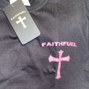 Skitsnygg Faithfull T-shirt - Helt ny grafisk T-shirt från Kanada. Tyckte verkligen den va jättesnygg men den var för lång på mig så satt inte fint Skriv för fler bilder