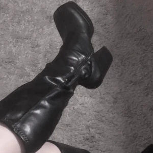 knähöga platform boots - Bra skick, använda 1 gång på halloween. Köpte för 899 kr.
