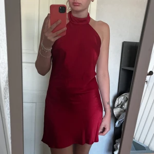 Miniklänning i hammrad satin med knytning bak - Klänningen är från NA-KD och är aldrig använd utan endast testad. Jättefin och passade bra förutom att den var lite kort på mig som är 178cm❤️ Storlek: 36 Nypris: 399kr Skriv för bilder❤️