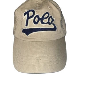 Polo Ralph Lauren keps - En schysst Ralph lauren keps som är bra till sommaren 😎8/10 skick då lappen är avklippta då den är obekväm. Annars har den bra kvalitet och ett bra pris 👍