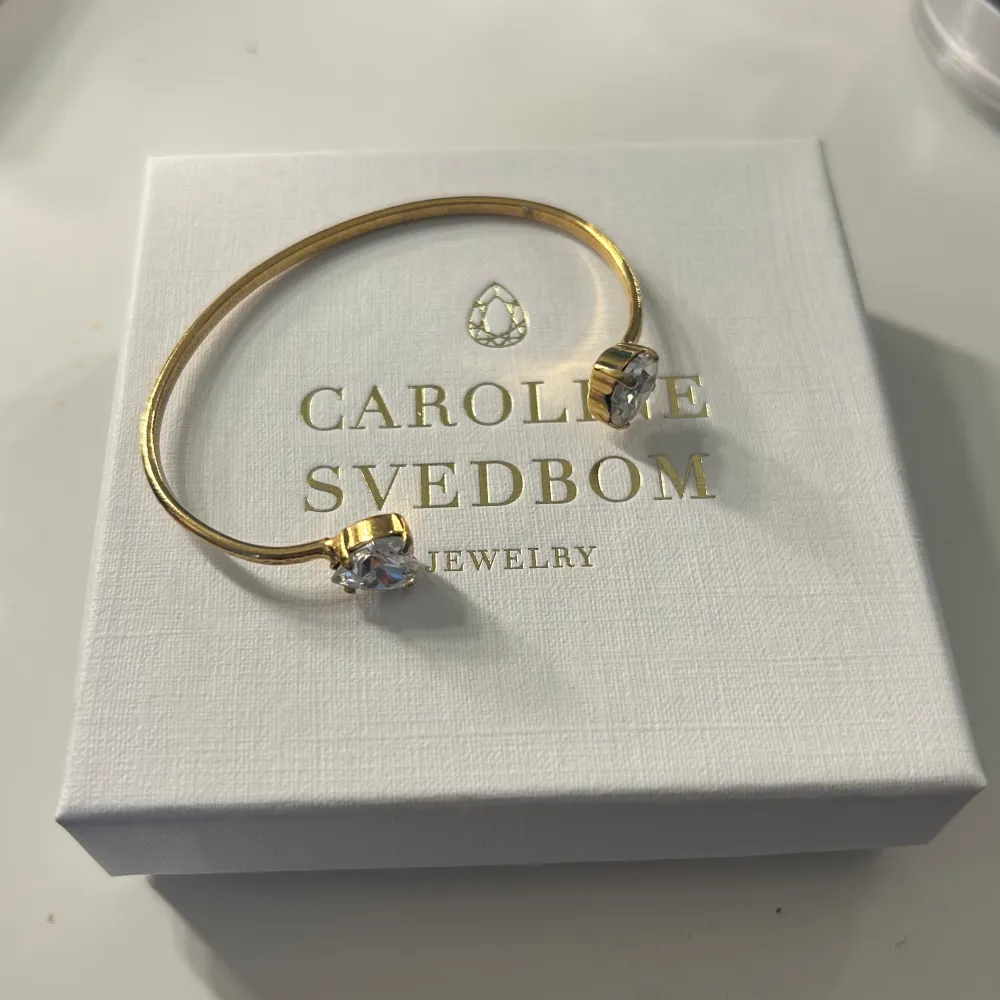 Superfint Caroline Svedbom armband i fint skick, nypris 595kr, skriv gärna vid frågor💕. Accessoarer.