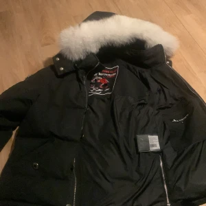 Moose knuckles  - Hej säljer min jacka på grund att den kommer inte till användning.Den är helt ny inga fel på den påse med följer.