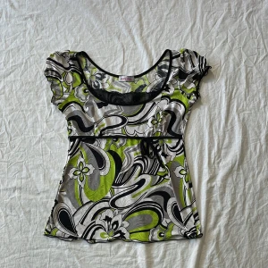 Vintage topp  - Bra skick! Storlek står som xl men det stämmer ej, skulle snarare säga att den är en m kan passa s med men sitter inte lika tight (skyltdockan är en s)💗  har inga andra bilder 