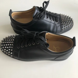 Christian Louboutin Low - Storlek 43 köpta på Kaspersheat.com. Säljs då dom inte kunnat användas pga för stora. Skorna är i bra skick, inga synliga skador. 