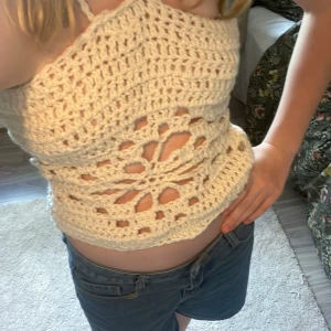 Blommigt linne - Blommigt linne med justerbar baksidan, rekomenderat för storleken SMALL men det funkar från XS-M