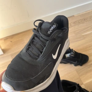 Nike skor  - Ett par fräscha Nike skor väldigt bekväma och bra skick.