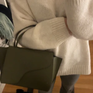 Grön ATP väska - Säljer min fina ATP väska pågrund av att den inte kommer till någon användning längre. Köpte den förra året i Januari för 4800kr och den är i väldigt fint skick den har dock några defekter där man öppnar väskan. Dustbag tillkommer. 💕 