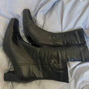 Ett par fina svarta boots/klackskor som är  använda fåtal gånger men inget tecken på användning förutom lite under sulan (bild 3)