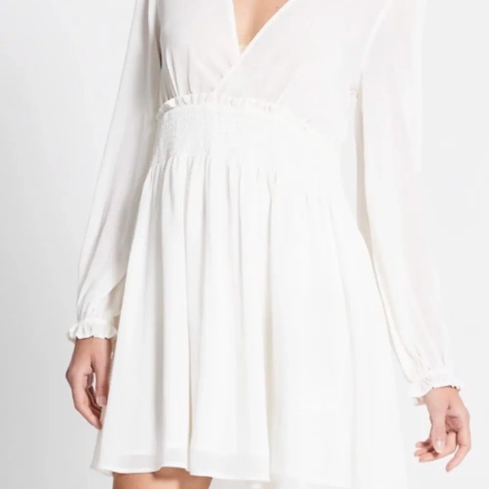 Jätte fin vit klänning Storlek Xs passar som S Köpte för 200 säljer för 100kr men pris kan diskuteras  Aldrig använt 💕. Klänningar.