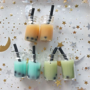 6st boba dryck berlock, glas hängsmycke, smyckestillverkning  - Berlocker, hängsmycke  Motiv: boba dryck  Antal: 6st  Skick: oanvänd  Material: glas  Går att använda till smyckestillverkning, tex sätta på halsband, armband eller göra örhängen av dem. 