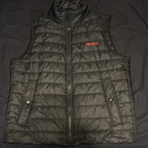 Hugo Boss Väst - Använt max 3 gånger just för att den var för liten. Skick 9/10, nypris 1500kr men vill ha 1000, priset är inte fast. Skriv om du är intresserad.