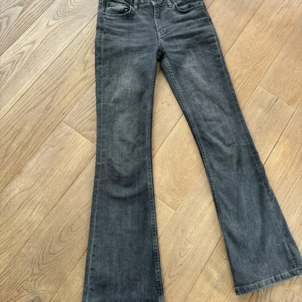 Bootcut jeans från Gina Tricot  storlek: 146/152 - Använd nederkanten har få lösa trådar,  men annars inga andra skador eller fläckar på byxan. Kontakta mig om frågor 💕. Jeans & Byxor.