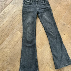 Bootcut Jeans 💕 - Bootcut jeans från Gina Tricot  storlek: 146/152 - Använd nederkanten har få lösa trådar,  men annars inga andra skador eller fläckar på byxan. Kontakta mig om frågor 💕