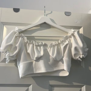 Topp - Vit croppad festtopp. Storlek S. Köparen står för ev frakt. 