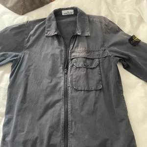 Stone Island overshirt - Tja säljer denna sjukt snygga Stone Island overshirten i storlek M! Perfekt till sommarkvällarna😉 Väldigt bra skick, cond 8/10. Fler bilder samt bilder på qr kod osv fås privat.