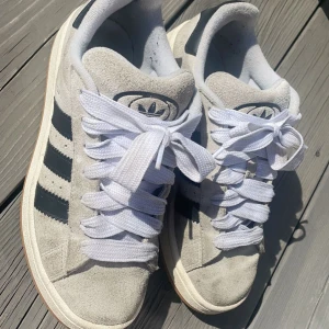 adidas campus beige/vit/svart - Skickar med svarta skosnören också!💕Ingen större defekt förutom att dom bara inte är i nyaste skick💕 går att få dom renare men har själv inte rätt produkter hemma