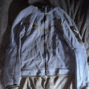 Tech fleece - Mörk blå storlek S lite sliten på insidan och lite solbleckt annars fint skick.