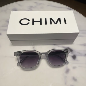 Chimi 02 - Säljer dessa super snygga chimi 02 då dem aldrig har kommit till användning, dem är i nyskick och orinarie box och tillbehör finns kvar! Är öppen för prisförslag, hör av er vid funderingar🫶🏻