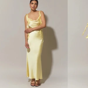 Gul Satin klänning - Säljer denna populära satin klänningen från Gina tricot, använd 1 gång. Storlek 36. slutsåld överallt