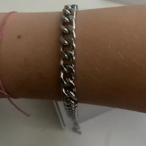 Två silver armband kedjor - Säljer 2 armband från guldfynd! De är exakt likadana och säljer för att jag har fler liknande. Äkta silver! Nypris: 180kr/st 200kr för båda och 120 för en!