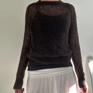 Stickat tröja - Skit cool stickad tröja från zara i storlek s. Man kan välja om man vill ha ett linne under eller inte. Använd bara två gånger. Pris kan diskuteras 