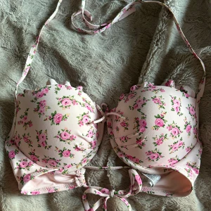 Bikini överdel  - Bilkini överdel  Storlek 38 Köpte förra sommaren använt några gånger 