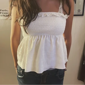 Somrig tubtop  - Trendig och somrig tubtop💘  fint skick, inga defekter. Använd två gånger!  Säljer då den tyvärr inte kommer till användning.  Originalpriset var 200kr Pris går att diskutera, kontakta för mer info💖 