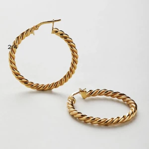 Örhängen - Jättefina örhängen från Safira, endast testade. Köpte två storlekar och behåller de andra. Twisted hoops (heter Lumi på hemsidan), 3 cm i diameter. Nypris 650kr. Silverörhängen som är guldpläterade.