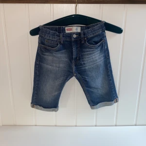 Levi’s jeansshorts  - Inga tecken på användning perfekta nu på sommaren PS:pris kan sänkas vid snabb affär 