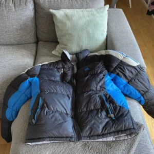 Adidas Vinterjacka - Vinterjacka från Adidas Vet ej storlek men skulle säga att den passar M/L Jackan går att vränga ut och in 