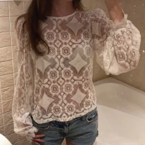 Blus från Gina  - Jättefin blus från Gina! Helt ny med prislapp, säljer då den inte har kommit till användning 