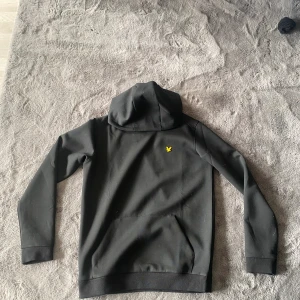 Lyle and scott Hoodie  - Den är helt ny skick 10/10 använd Max 2 gånger storlek 14-15 år