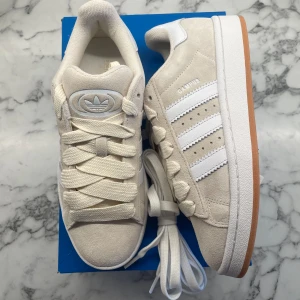 Adidas Campus 00s ”Wonder White Gum” - Helt nya och oanvända Adidas Campus 00s ”Wonder White Gum”. Storlek: 36 2/3. Pris: 1500+frakt. Skicka ett meddelande vid intresse! 