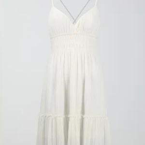 Klänning - Vit slutsåld klänning från gina tricot. Köppte för 359kr säljer pga av att den tyvärr inte kommer till användning längre.🥰😇😍
