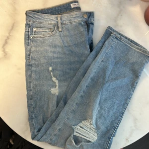Min jeans med hål i  - Ny skick jeans väldigt fina