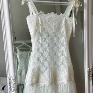 Ida Sjöstedt klänning  - Super vacker vintage Ida Sjöstedt klänning! Säljer pga att jag inte valde den som studentklänning☺️ Denna säljs inte längre och är därmed unik🌸 