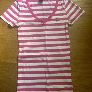 Ralph Lauren t-Shirt i nyskick - Ralph lauren t-shirt i nyskick, storlek XS