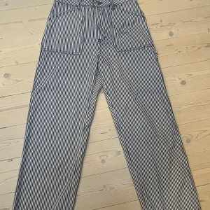 Randiga jeans i cargostil  - Blå och vit-randiga jeans i cargostil från H&M. Har själv köpt de  på Vinted, men de har aldrig kommit till användning. Storlek 40 men skulle säga att de är små i storleken och jag upplever dem mer som en 38.