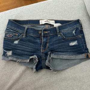 Low Waist jeans shorts - Från hollister, kan tyvärr inte visa bild på då de inte passar!