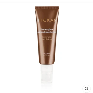 Hickap glow pricing moistrizer - Säljer denna bronze glow primern från hickap 💕 endast testad . nypris : 300kr men säljer för 100. Går att använda själv på huden, innan smink, eller som liquid bronzer. säljer då jag inte får användning av den. 🤍