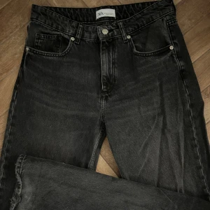 Svarta jeans - Skit snygga zara jeans! Långa och mid rise, skit sköna och har inga defekter utöver lite slitningar vid slutet av benen. 